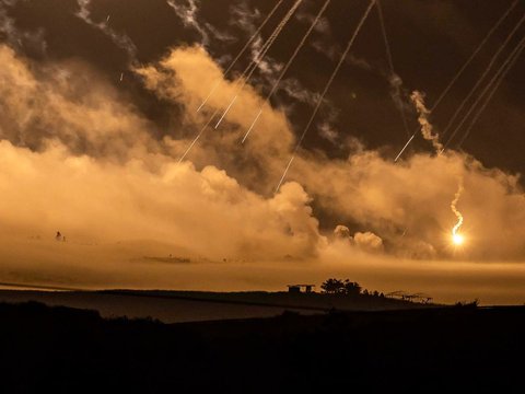 FOTO: Mencekam! Langit Malam di Jalur Gaza Diterangi Suar yang Iringi Serangan Israel