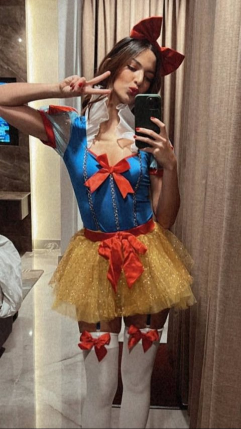 Di hari pertama Halloween, Nia berperan sebagai Snow White. Perbedaannya, versi Nia lebih seksi.