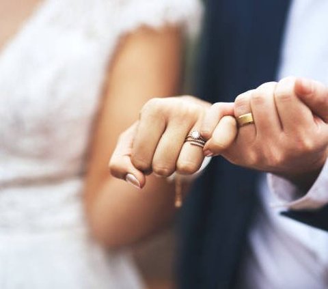 Just Finished Divorce Hearing, This Man Immediately Hugs His New Girlfriend, Cruelly Registers Marriage Again in Front of His Ex-Wife