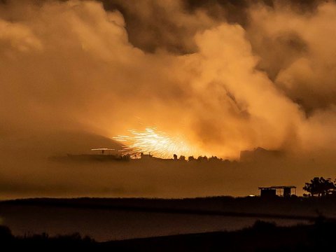 FOTO: Mencekam! Langit Malam di Jalur Gaza Diterangi Suar yang Iringi Serangan Israel