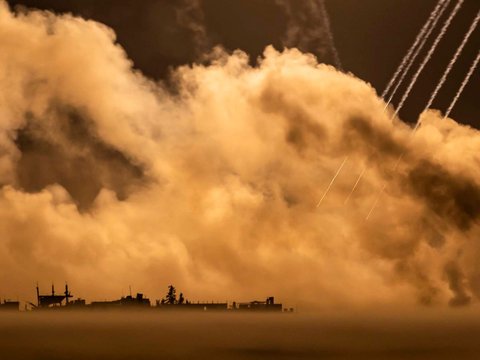 FOTO: Mencekam! Langit Malam di Jalur Gaza Diterangi Suar yang Iringi Serangan Israel