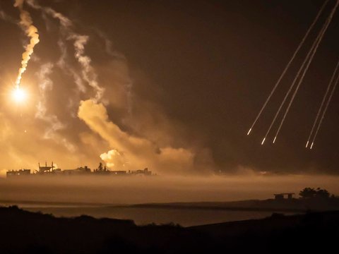 FOTO: Mencekam! Langit Malam di Jalur Gaza Diterangi Suar yang Iringi Serangan Israel