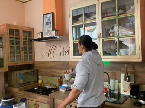 Potret Rumah Aderai, Full Ornamen Kayu dan Punya Sauna Pribadi