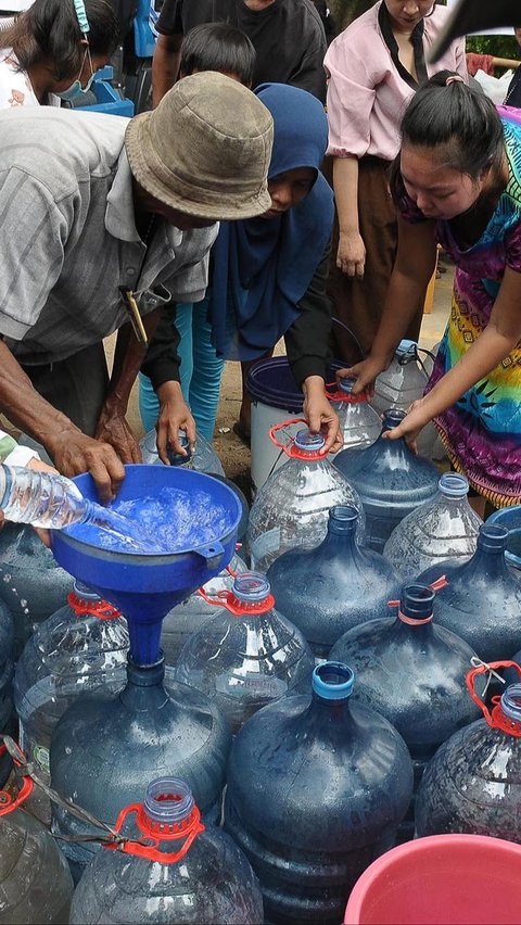 FOTO: Antusiasme Warga Pinggiran Kali Ciliwung Serbu Bantuan Air Bersih