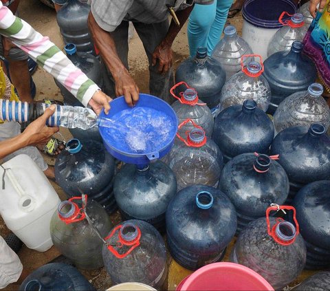 Datangnya bantuan air bersih disambut antusias oleh ratusan warga di Kelurahan Gedong, Jakarta Timur, Jumat (3/11/2023). Mereka menyerbu bantuan air bersih dengan membawa berbagai wadah, mulai dari ember, jeriken, hingga galon air mineral.