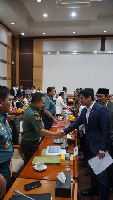 Rizki has been a member of the DPR since the age of 25, representing Dapil Banten 1 through the Democratic Party.