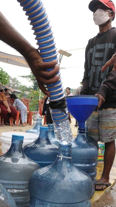 Warga yang tinggal di pinggiran Kali Ciliwung ini turut merasakan dampak kemarau berkepanjangan. Merdeka.com/Imam Buhori