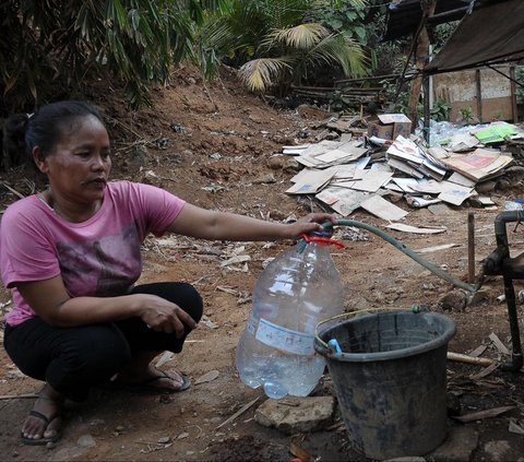 FOTO: Antusiasme Warga Pinggiran Kali Ciliwung Serbu Bantuan Air Bersih