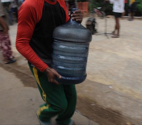 FOTO: Antusiasme Warga Pinggiran Kali Ciliwung Serbu Bantuan Air Bersih