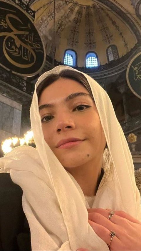 Penampilan cantik Fergie Brittany kala berbalut hijab.