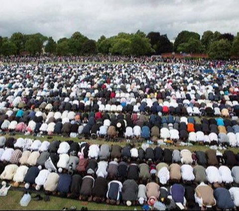 Viral Istisqa Prayer Asking for Rain Greeted by Whirlwind, Prayer Mats and Prayer Caps Flying