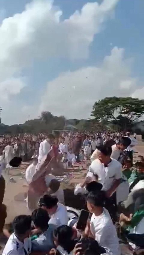 Viral Istisqa Prayer Asking for Rain Greeted by Whirlwind, Prayer Mats and Prayer Caps Flying