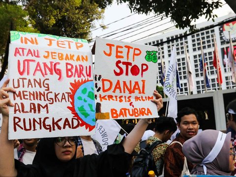 FOTO: Geruduk KPU, Aktivis Desak Capres-Cawapres Berkomitmen Tangani Krisis Iklim