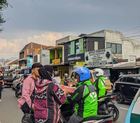 Dukung Palestina, PSI Bagikan Semangka di Garut