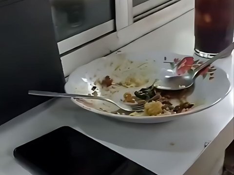 The Man Stops Eating Immediately After Finding a Disgusting Object Lying Among Rice and Seasonings