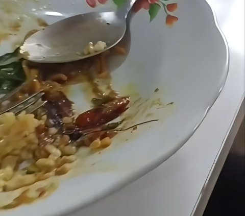 The Man Stops Eating Immediately After Finding a Disgusting Object Lying Among Rice and Seasonings