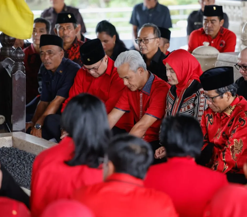 Ganjar-Mahfud Ziarah ke Makam Soekarno: Perjuangan Membela Wong Cilik Harus Terus Dilanjutkan