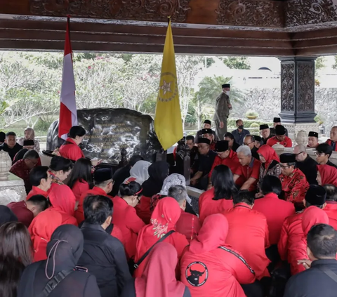 Ganjar-Mahfud Ziarah ke Makam Soekarno: Perjuangan Membela Wong Cilik Harus Terus Dilanjutkan