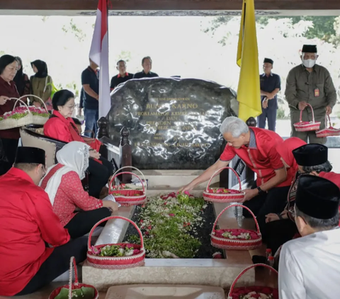 Ganjar-Mahfud Ziarah ke Makam Soekarno: Perjuangan Membela Wong Cilik Harus Terus Dilanjutkan