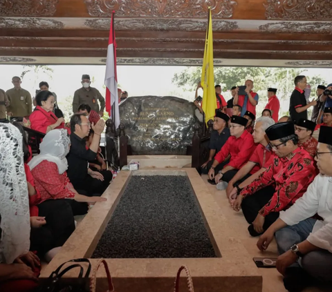 Ganjar-Mahfud Ziarah ke Makam Soekarno: Perjuangan Membela Wong Cilik Harus Terus Dilanjutkan