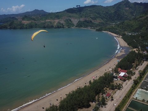 Eksotisme Pantai Midodaren Tulungagung, Spot Paralayang Terindah di Jawa Timur