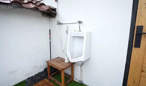 Ada salah satu hal unik yang mencuri perhatian Andre Taulany di lantai ini. Tampak ada toilet tanpa atap.<br>