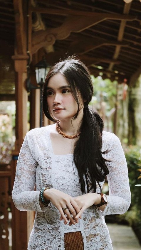 Portrait of Fashion with Captivating Ethnic Style ala Fanny, Soegi Bornean Vocalist