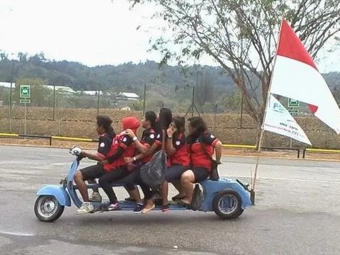 FOTO: Motor-Motor Unik dengan Modifikasi Jok Terpanjang, Ini Penampakannya Sampai Ada yang Bisa Membonceng Kesebelasan Sepakbola!