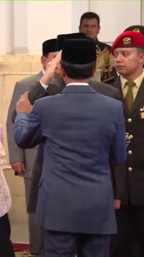 Jokowi Sampai Turunkan Tangan Luhut saat Beri Hormat di Istana, Begini Momennya