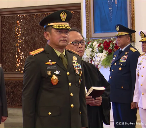 Presiden Joko Widodo (Jokowi) melantik Jenderal TNI Maruli Simanjuntak sebagai Kepala Staf Angkatan Darat (Kasad) di Istana Negara, Jakarta, Rabu (29/11).<br>