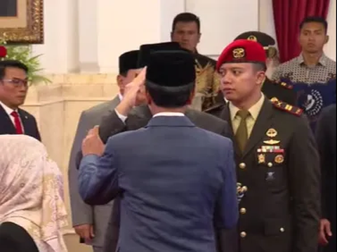 Jokowi Sampai Turunkan Tangan Luhut saat Beri Hormat di Istana, Begini Momennya