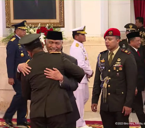 Jokowi Sampai Turunkan Tangan Luhut saat Beri Hormat di Istana, Begini Momennya