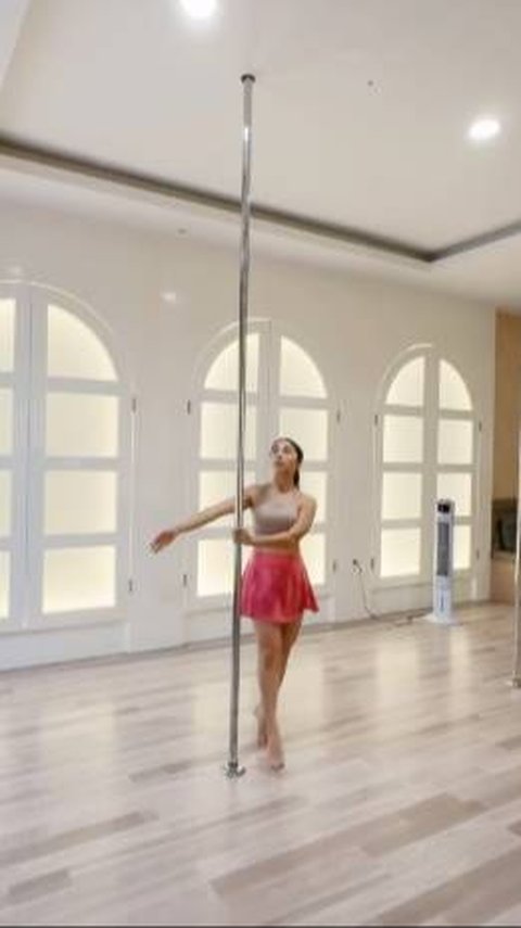 Nikita Willy chose pole dance as her favorite sport.
