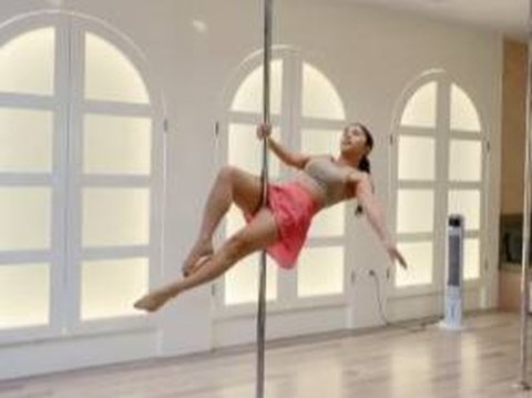 7 Portraits of Nikita Willy Showing Her Pole Dance Skills