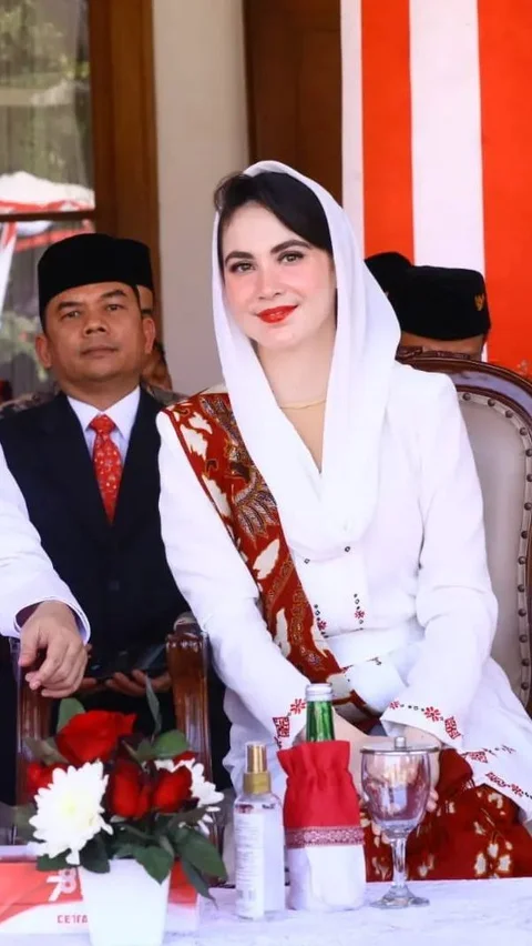 Arumi Bachsin became a government official after her husband Emil Dardak served as the deputy governor of East Java.