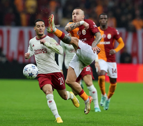 Bermain di Rams Park, Galatasaray tampil percaya diri meladeni Manchester United di laga krusial. Kedua tim sama-sama tampil kompetitif dalam laga yang berlangsung ketat di matchday ke-5 Grup A Liga Champions 2023/2024,<br>