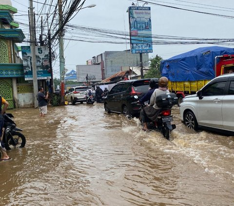 Kali Meluap Sebabkan Simpang Mampang Depok Banjir & Macet Parah, Jalur Ini Bisa jadi Alternatif