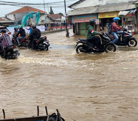 Kali Meluap Sebabkan Simpang Mampang Depok Banjir & Macet Parah, Jalur Ini Bisa jadi Alternatif
