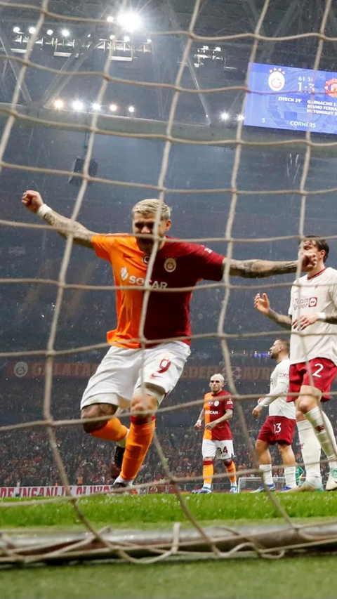 Pemain Galatasaray, Mauro Icardi melakukan selebrasi saat merayakan gol kedua rekannya Hakim Ziyech ke gawang MU.<br>(REUTERS/Murad Sezer)<br>