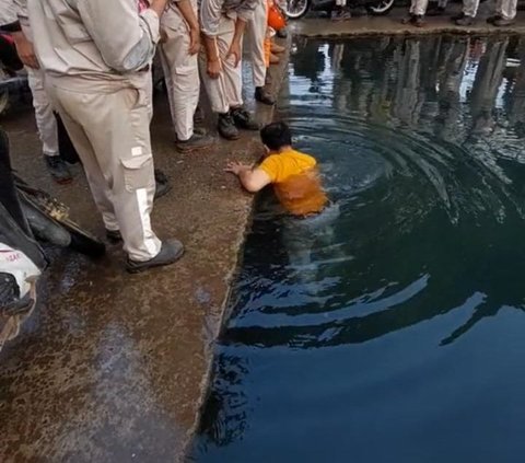 Viral Pria Berusaha Angkat Motornya yang Tenggelam karena Jatuh dari Parkiran, Warganet Soroti Ini