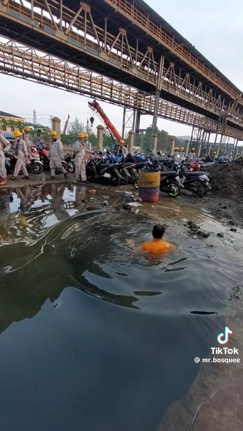 Viral Pria Berusaha Angkat Motornya yang Tenggelam karena Jatuh dari Parkiran, Warganet Soroti Ini