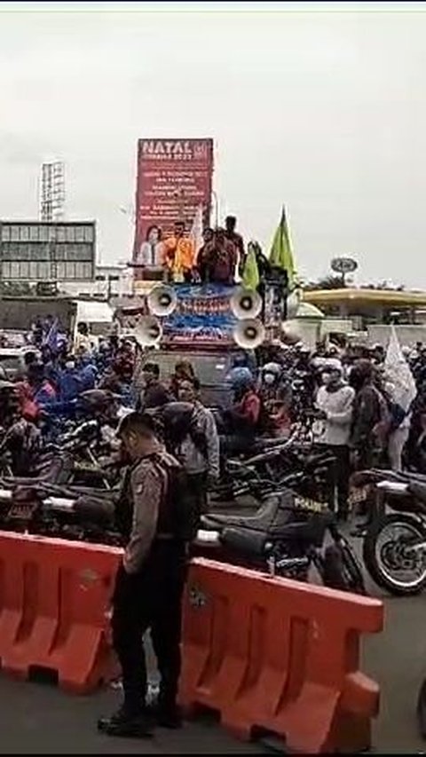 Buruh Demo Kenaikan UMK 2024, Sejumlah Jalan Arteri di Bekasi Macet