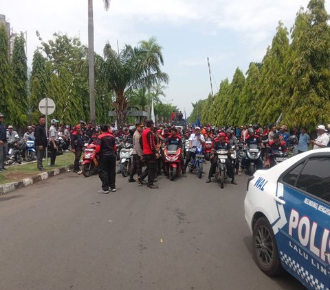 Aksi demo buruh di sejumlah titik di kota dan Kabupaten Bekasi akan terus dilakukan hingga tuntutan mereka terpenuhi, yakni kenaikan UMK 2024 sekitar 14 persen.