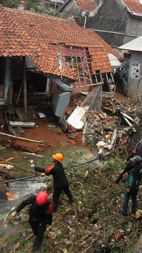 Bencana itu mengakibatkan salah satu atap rumah warga ambruk.