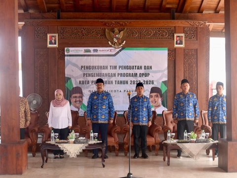 Wali Kota Pasuruan Kukuhkan Pengurus 'One Pesantren One Produk' Tahun 2023-2026