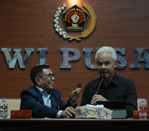 Capres nomor urut tiga, Ganjar Pranowo menghadir acara dialog bersama Persatuan Wartawan Indonesia (PWI) Pusat di Kantor Dewan Pers, Kebon Sirih, Jakarta Pusat, Kamis (30/11/2023).