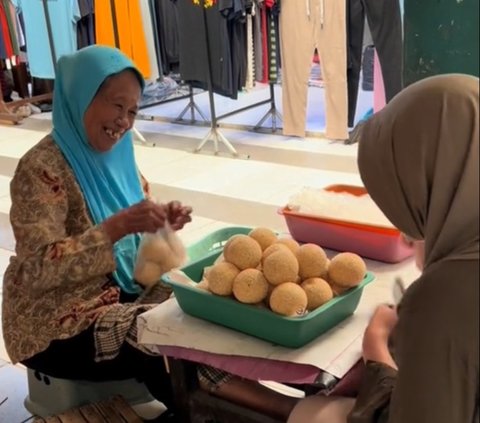 Sering Ditipu Pembeli, Penjual Onde-Onde di Pasar Ini Bingung saat Dagangannya Diborong