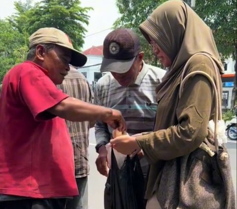 Sering Ditipu Pembeli, Penjual Onde-Onde di Pasar Ini Bingung saat Dagangannya Diborong