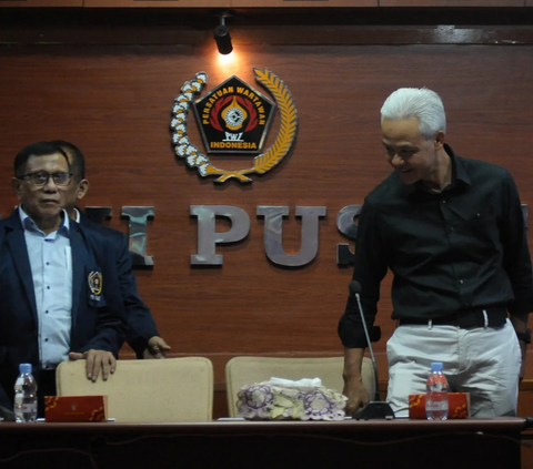 FOTO: Senyum Ganjar Pranowo Saat Hadiri Dialog Santai Bareng Anggota PWI Seluruh Indonesia di Kantor Dewan Pers