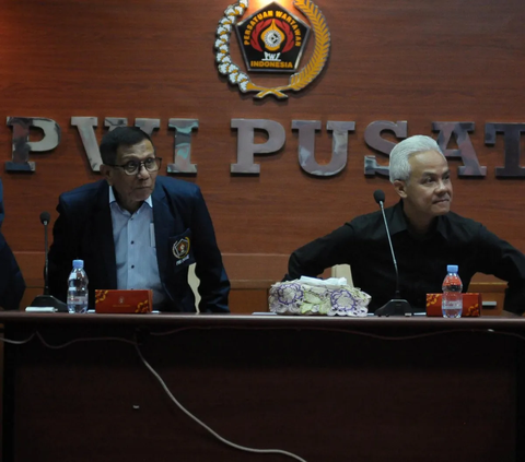 FOTO: Senyum Ganjar Pranowo Saat Hadiri Dialog Santai Bareng Anggota PWI Seluruh Indonesia di Kantor Dewan Pers